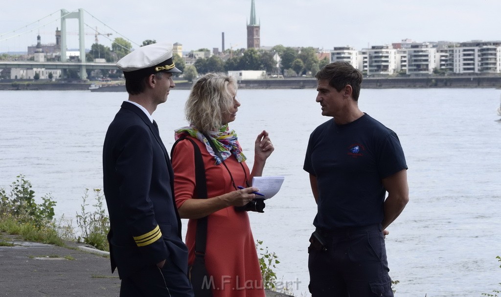 Uebung BF Taucher und Presse Koeln Zoobruecke Rhein P420.JPG - Miklos Laubert